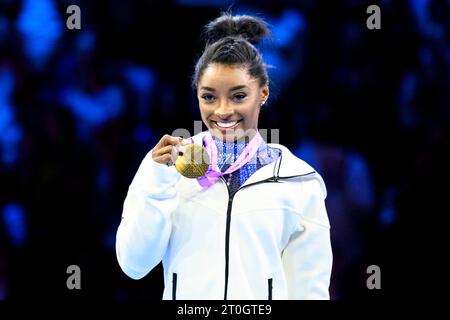 Antwerpen, Belgien. Oktober 2023. Turnen: Weltmeisterschaft 2023, Frauen, Allround, Finale, Sportpaleis. Simone Biles aus den USA bei der Preisverleihung mit Medaille. Quelle: Tom Weller/dpa/Alamy Live News Stockfoto