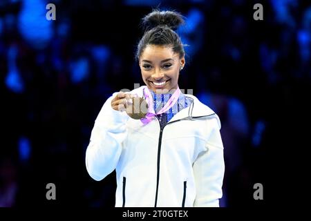 Antwerpen, Belgien. Oktober 2023. Turnen: Weltmeisterschaft 2023, Frauen, Allround, Finale, Sportpaleis. Simone Biles aus den USA bei der Preisverleihung mit Medaille. Quelle: Tom Weller/dpa/Alamy Live News Stockfoto