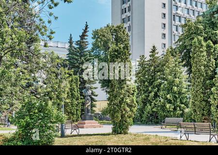 Kasan, Russland - 15. Juni 2023: Gartenplatz Lattenachjewski. Denkmal für Lattenachjewski, ausgezeichneter Mathematiker, Gründer der nicht-euklidischen Geometrie, Rektor Stockfoto