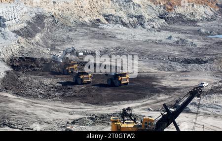 Panorama-Luftaufnahme der Kohlebergwerk. Tagebauminenindustrie, großer gelber Bergbau-LKW für Steinbruch. Offener Kohlebergbau Anthrazit Bergbau. Grube auf Kohle m Stockfoto