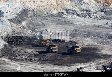Panorama-Luftaufnahme der Kohlebergwerk. Tagebauminenindustrie, großer gelber Bergbau-LKW für Steinbruch. Offener Kohlebergbau Anthrazit Bergbau. Grube auf Kohle m Stockfoto