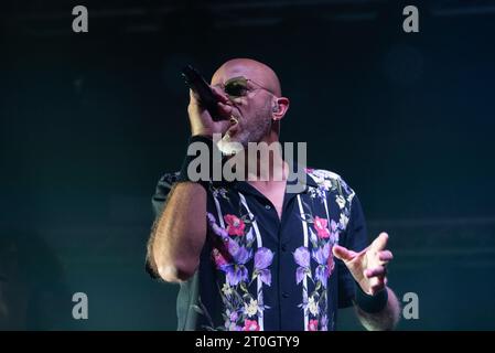 Neapel, Salerno, Italien. Oktober 2023. Pau aka Paolo Bruni tritt während des Negrita Konzerts „Negrita Tour 2023“ live in Casa della Musica am 06. Oktober 2023 in Neapel auf (Bild: © Francesco Luciano/ZUMA Press Wire) NUR ZUR REDAKTIONELLEN VERWENDUNG! Nicht für kommerzielle ZWECKE! Stockfoto