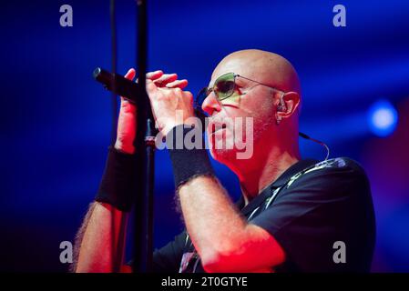 Neapel, Salerno, Italien. Oktober 2023. Pau aka Paolo Bruni tritt während des Negrita Konzerts „Negrita Tour 2023“ live in Casa della Musica am 06. Oktober 2023 in Neapel auf (Bild: © Francesco Luciano/ZUMA Press Wire) NUR ZUR REDAKTIONELLEN VERWENDUNG! Nicht für kommerzielle ZWECKE! Stockfoto