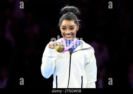 Antwerpen, Belgien. Oktober 2023. Turnen: Weltmeisterschaft 2023, Frauen, Allround, Finale, Sportpaleis. Simone Biles aus den USA bei der Preisverleihung mit Medaille. Quelle: Tom Weller/dpa/Alamy Live News Stockfoto