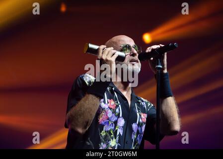 Neapel, Salerno, Italien. Oktober 2023. Pau aka Paolo Bruni tritt während des Negrita Konzerts „Negrita Tour 2023“ live in Casa della Musica am 06. Oktober 2023 in Neapel auf (Bild: © Francesco Luciano/ZUMA Press Wire) NUR ZUR REDAKTIONELLEN VERWENDUNG! Nicht für kommerzielle ZWECKE! Stockfoto