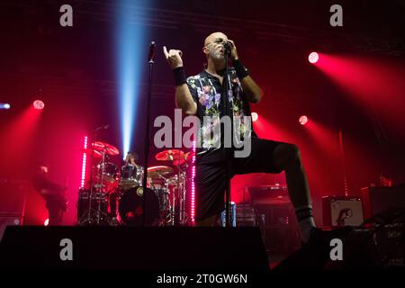 Neapel, Salerno, Italien. Oktober 2023. Pau aka Paolo Bruni tritt während des Negrita Konzerts „Negrita Tour 2023“ live in Casa della Musica am 06. Oktober 2023 in Neapel auf (Bild: © Francesco Luciano/ZUMA Press Wire) NUR ZUR REDAKTIONELLEN VERWENDUNG! Nicht für kommerzielle ZWECKE! Stockfoto