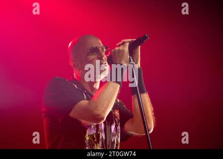 Neapel, Salerno, Italien. Oktober 2023. Pau aka Paolo Bruni tritt während des Negrita Konzerts „Negrita Tour 2023“ live in Casa della Musica am 06. Oktober 2023 in Neapel auf (Bild: © Francesco Luciano/ZUMA Press Wire) NUR ZUR REDAKTIONELLEN VERWENDUNG! Nicht für kommerzielle ZWECKE! Stockfoto