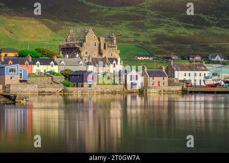 Die historische Hafenstadt Scalloway auf dem Festland der Shetlands. Stockfoto