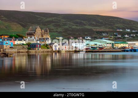 Die historische Hafenstadt Scalloway auf dem Festland der Shetlands. Stockfoto