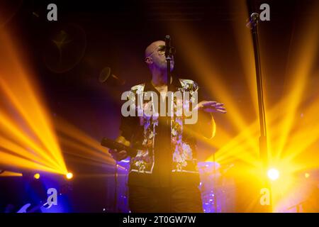 Neapel, Salerno, Italien. Oktober 2023. Pau aka Paolo Bruni tritt während des Negrita Konzerts „Negrita Tour 2023“ live in Casa della Musica am 06. Oktober 2023 in Neapel auf (Bild: © Francesco Luciano/ZUMA Press Wire) NUR ZUR REDAKTIONELLEN VERWENDUNG! Nicht für kommerzielle ZWECKE! Stockfoto