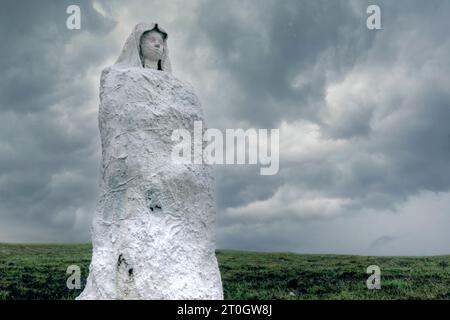 Eine Skulptur der Weißen Frau von Watlee, einem Geist auf Unst, einer der nördlichen Inseln der Shetlandinseln. Stockfoto