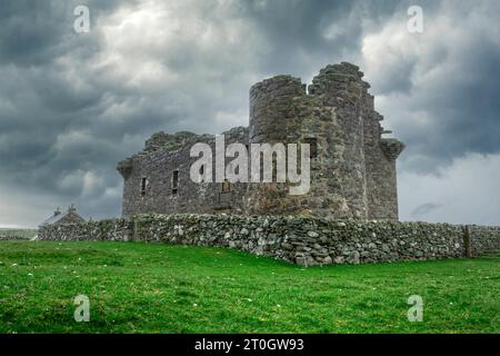 Die Überreste des Muness Castle auf Unst, einer der nördlichen Inseln der Shetlandinseln. Stockfoto