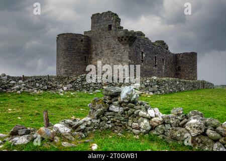 Die Überreste des Muness Castle auf Unst, einer der nördlichen Inseln der Shetlandinseln. Stockfoto