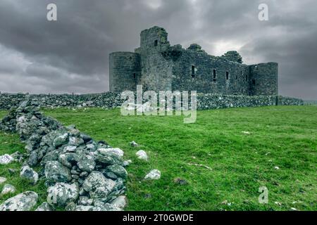 Die Überreste des Muness Castle auf Unst, einer der nördlichen Inseln der Shetlandinseln. Stockfoto