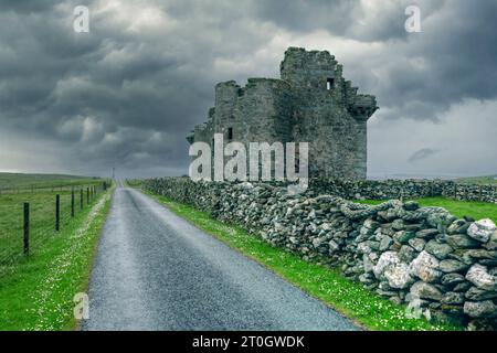 Die Überreste des Muness Castle auf Unst, einer der nördlichen Inseln der Shetlandinseln. Stockfoto