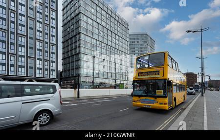 Liverpool, vereinigtes Königreich Mai, 16, 2023 gelber beatles City Explorerbus, der entlang des Strandes fährt Stockfoto