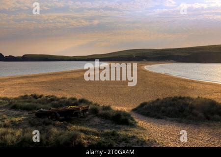 St Ninian's Beach ist ein großer, natürlicher Sanddamm mit Meer auf beiden Seiten. Sie liegt an der Westküste Shetlands. Stockfoto