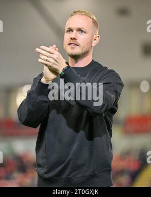 Leigh Sports Village, Leigh, Greater Manchester, England. Oktober 2023. Jonas Eidevall, Manager der Arsenal Women, trifft die Arsenal-Fans während des Manchester United Women Football Club V Arsenal Women Football Club im Leigh Sports Village in der Barclays Women's Super League/Women’s Super League. (Kreditbild: ©Cody Froggatt/Alamy Live News) Stockfoto