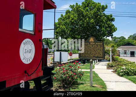 Helena, Alabama, USA-15. Juli 2023: Historische Innenstadt von Helena mit einem Caboose, der als Willkommenszentrum und historischer Marker mit dem Centr dient Stockfoto