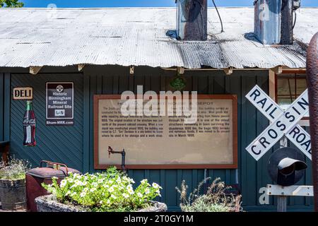 Helena, Alabama, USA-15. Juli 2023: Nahaufnahme des Schildes auf dem Depot Deli and Grill in der Altstadt von Helena. Dieses Restaurant befindet sich in einer Stockfoto