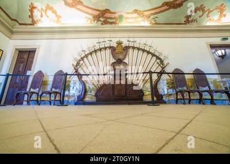 Coimbra, Portugal - 6. September 2019: Waffenkammer des Königspalastes, Universität von Coimbra, Portugal Stockfoto