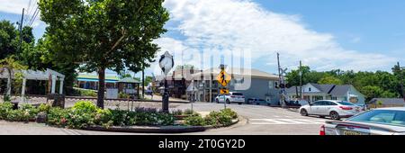 Helena, Alabama, USA-15. Juli 2023: Webbanner des Eisenbahnübergangs in Old Town, dem historischen Stadtteil von Helena, Alabama. Stockfoto