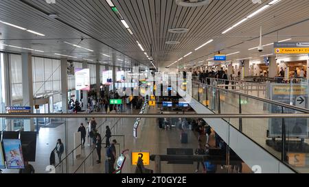 Schiphol, Niederlande - 14. August 2022: Abflughalle 1 am Flughafen Amsterdam Schiphol. Stockfoto