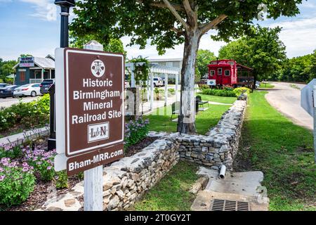 Helena, Alabama, USA - 15. Juli 2023: Schild für Historic Birmingham Mineral Railroad Site in Old Town mit Caboose Welcome Center und Depot Deli und Stockfoto