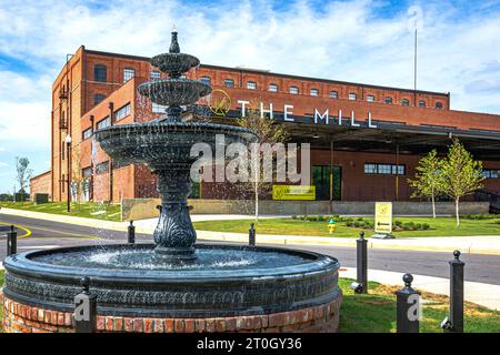 Prattville, Alabama, USA-Sept. 28, 2023: Einer der berühmten Springbrunnen in der Innenstadt von Prattville vor den Mill Apartments im historischen Daniell Pr Stockfoto