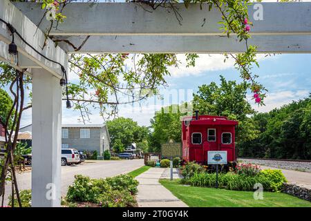 Helena, Alabama, USA-15. Juli 2023: Old Town District in Helena mit dem Willkommenszentrum, das durch die Pergola sichtbar ist. Stockfoto