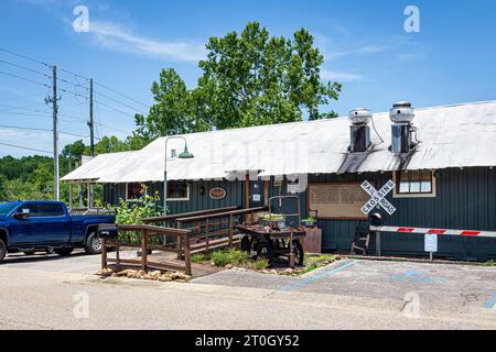 Helena, Alabama, USA-15. Juli 2023: Depot Deli and Grill in Old Town im historischen Helena. Dieses Restaurant befindet sich in einem ehemaligen Bahndepot und fe Stockfoto