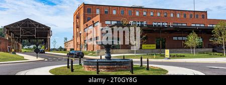 Prattville, Alabama, USA-Sept. 28. 2023: Webbanner der Mill Apartments im historischen Daniell Pratt Cotton Gin Mill Complex in Prattvil Stockfoto