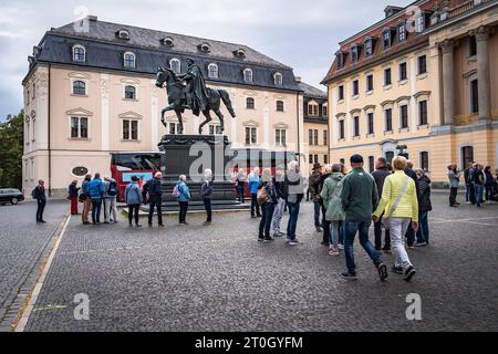 Weimar im Bundesland Thüringen Herzogin Anna Amalia Bibliothek am Platz der Demokratie mit Touristen - 07.10.2023 Weimar *** Weimar im Land Thüringen Herzogin Anna Amalia Bibliothek am Platz der Demokratie mit Touristen 07 10 2023 Weimar Credit: Imago/Alamy Live News Stockfoto