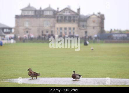 Der Beginn des dritten Tages der Alfred Dunhill Links Championship 2023 in St. Andrews verzögert sich. Bilddatum: Samstag, 7. Oktober 2023. Stockfoto