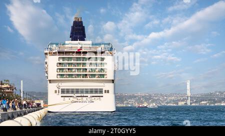 Istanbul, Türkei - 7. Mai 2023: Norwegian Jade, ein großes Kreuzfahrtschiff, das am Terminal von Galataport angedockt wurde, einer gemischten Nutzung entlang des Bosporus, mit der Bosporus-Brücke im Hintergrund Stockfoto