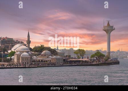 Istanbul, Türkei - 8. Mai 2023: SEMSI Pascha Moschee, eine osmanische Moschee an der Küste des Distrikts Uskudar auf der asiatischen Seite der Bosporus-Straße vor Sonnenuntergang, entworfen vom osmanischen Kaiser Mimar Sinan Stockfoto