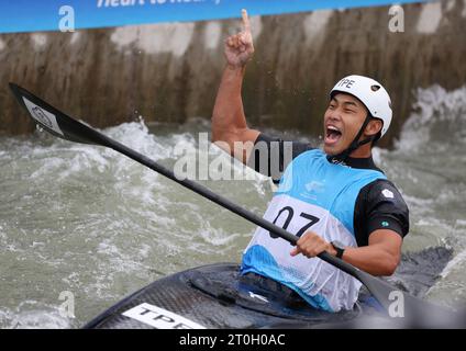 Hangzhou, chinesische Provinz Zhejiang. Oktober 2023. Wu Shao-Hsuan aus China Taipeh feiert nach dem Kajak-Finale der Männer von Kanu Slalom bei den 19. Asienspielen in Hangzhou, ostchinesische Provinz Zhejiang, 7. Oktober 2023. Quelle: Du Xiaoyi/Xinhua/Alamy Live News Stockfoto