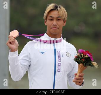 Hangzhou, chinesische Provinz Zhejiang. Oktober 2023. Bronzemedaillengewinner Wu Shao-Hsuan aus Chinesisch Taipeh nimmt an der Verleihung des Männerkajaks von Kanu Slalom bei den 19. Asienspielen in Hangzhou, ostchinesischer Provinz Zhejiang, 7. Oktober 2023 Teil. Quelle: Du Xiaoyi/Xinhua/Alamy Live News Stockfoto