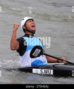 Hangzhou, chinesische Provinz Zhejiang. Oktober 2023. Wu Shao-Hsuan aus China Taipeh feiert nach dem Kajak-Finale der Männer von Kanu Slalom bei den 19. Asienspielen in Hangzhou, ostchinesische Provinz Zhejiang, 7. Oktober 2023. Quelle: Du Xiaoyi/Xinhua/Alamy Live News Stockfoto