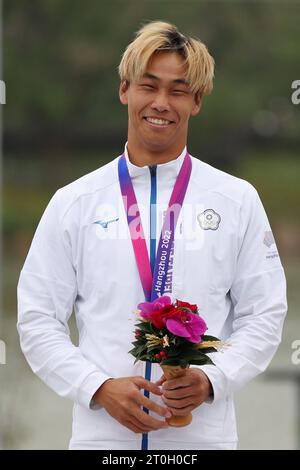Hangzhou, chinesische Provinz Zhejiang. Oktober 2023. Bronzemedaillengewinner Wu Shao-Hsuan aus Chinesisch Taipeh nimmt an der Verleihung des Männerkajaks von Kanu Slalom bei den 19. Asienspielen in Hangzhou, ostchinesischer Provinz Zhejiang, 7. Oktober 2023 Teil. Quelle: Du Xiaoyi/Xinhua/Alamy Live News Stockfoto