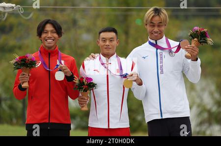 Hangzhou, chinesische Provinz Zhejiang. Oktober 2023. Goldmedaillengewinner Quan Xin (C) aus China, Silbermedaillengewinner Tanaka Yuuki (L) aus Japan und Bronzemedaillengewinner Wu Shao-Hsuan aus China nehmen an der Verleihung des Männerkayaks aus Kanu Slalom bei den 19. Asienspielen in Hangzhou, ostchinesischer Provinz Zhejiang, 7. Oktober 2023 Teil. Quelle: Du Xiaoyi/Xinhua/Alamy Live News Stockfoto