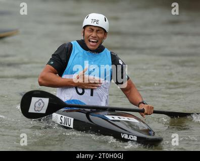 Hangzhou, chinesische Provinz Zhejiang. Oktober 2023. Wu Shao-Hsuan aus China Taipeh feiert nach dem Kajak-Finale der Männer von Kanu Slalom bei den 19. Asienspielen in Hangzhou, ostchinesische Provinz Zhejiang, 7. Oktober 2023. Quelle: Du Xiaoyi/Xinhua/Alamy Live News Stockfoto