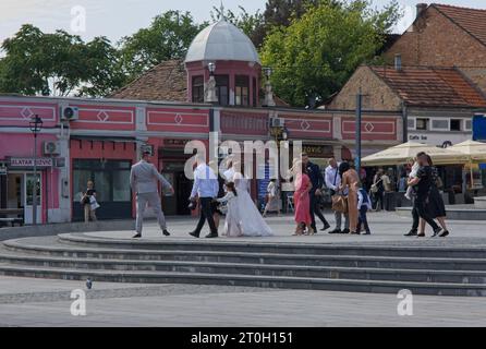 Tuzla, Bosnien und Herzegowina - 4. Oktober 2023: Spaziergang im Zentrum der Stadt Tuzla in der Föderation von Bosnien und Herzegowina an einem sonnigen Herbsttag. Stockfoto