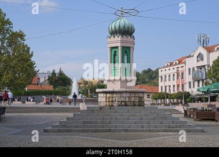 Tuzla, Bosnien und Herzegowina - 4. Oktober 2023: Spaziergang im Zentrum der Stadt Tuzla in der Föderation von Bosnien und Herzegowina an einem sonnigen Herbsttag. Stockfoto