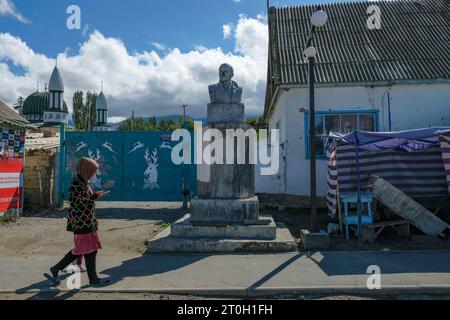 Barskoon, Kirgisistan - 21. September 2023: Statue von Wladimir Iljitsch Lenin in Barskoon, Kirgisistan. Stockfoto