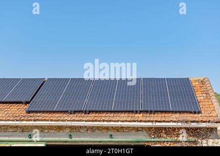 Sonnenkollektor auf einem Dach installiert Stockfoto