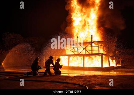 Johannesburg, Südafrika. Oktober 2023. Feuerwehrleute nehmen am 6. Oktober 2023 an einer Schulung in Johannesburg, Südafrika, Teil. Quelle: Ihsaan Haffejee/Xinhua/Alamy Live News Stockfoto