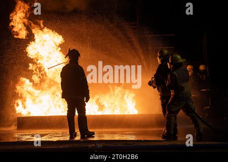 Johannesburg, Südafrika. Oktober 2023. Feuerwehrleute nehmen am 6. Oktober 2023 an einer Schulung in Johannesburg, Südafrika, Teil. Quelle: Ihsaan Haffejee/Xinhua/Alamy Live News Stockfoto