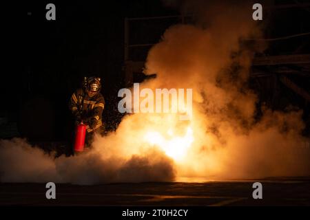 Johannesburg, Südafrika. Oktober 2023. Ein Feuerwehrmann nimmt am 6. Oktober 2023 an einer Schulung in Johannesburg, Südafrika, Teil. Quelle: Ihsaan Haffejee/Xinhua/Alamy Live News Stockfoto