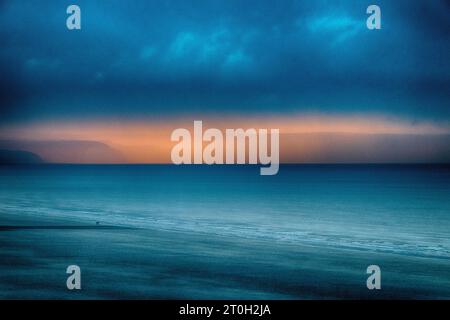 „Bideford Blue“: Atmosphärisches Blue-Hour-Bild mit Blick über die Bideford Bay von Saunton Stockfoto